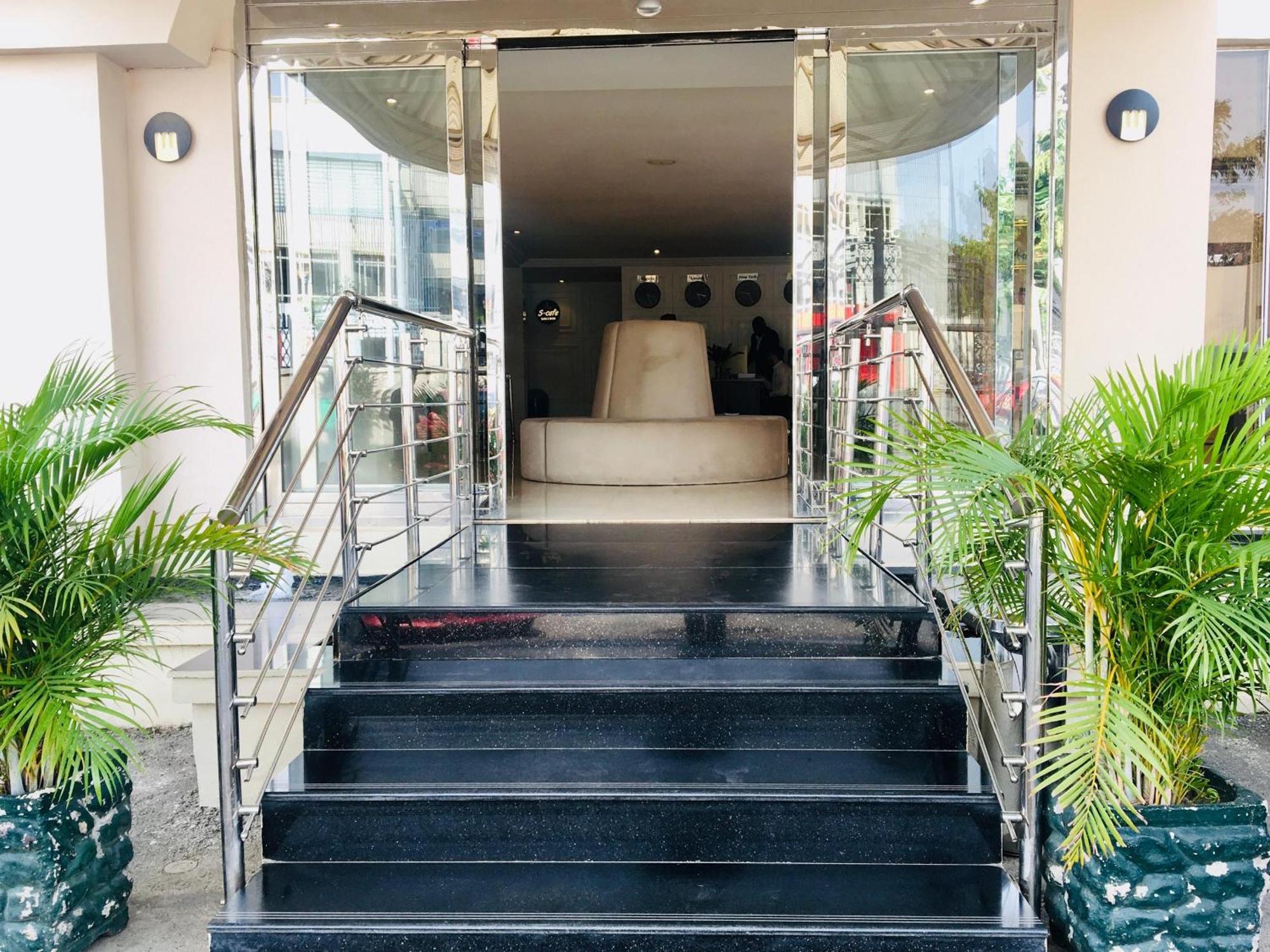 Summerset Continental Hotel Maitama By T E L E Hospitality 아부자 외부 사진
